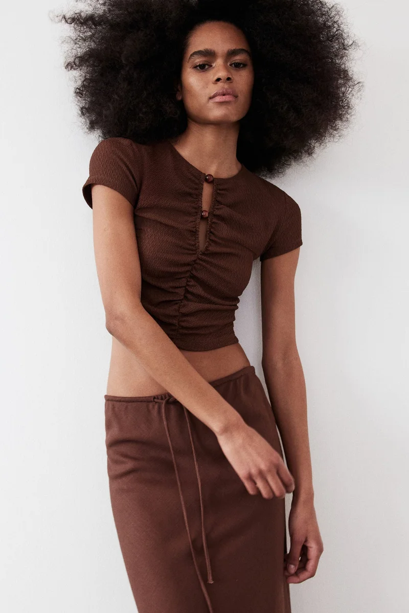 اتش اند ام بلوزة بتفاصيل متجمعة مع الخرز